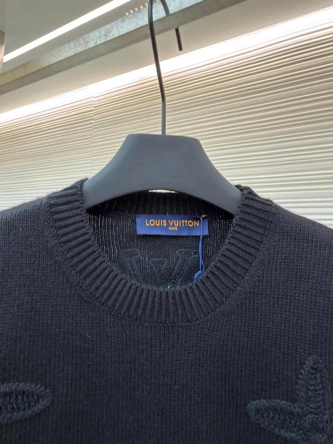 LOUIS VUITTON SKI ski series knitted hollow jacquard sweater ●Original version: purchased and developed by 27989 ●Item number: 1681815-B00 ●Fabric: wool blended fabric ●Technology: knitted jacquard production ●Color: black ●Version: fitted version ●Weight: about 665 grams ●Size: S-M-L-XL ●Description: Made of high-count worsted wool blended fabric, with fine plain stitch as the base, the brand's iconic elements Monogram four-leaf flower, diamond pattern, and LV letter logo are presented through three-dimensional jacquard technology. They are all raised in the same color texture. The texture is full and soft to the touch, taking into account low-key texture and brand recognition. The collar, cuffs and hem are ribbed, and the elastic knitted structure ensures fit and durability. The body is slightly loosely cut, and the jacquard texture is evenly distributed without excess threads. The overall craftsmanship reflects the fine workmanship and high-end texture of luxury knitted items. The overall wiring is straight and delicate, the fabric is comfortable and soft, and the color is consistent without color difference. It can be matched with the same style to create a fashionable look and control various occasions. Customized accessories, complete with three standards, same style for men and women!